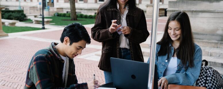 How to Stay Organized During College Applications